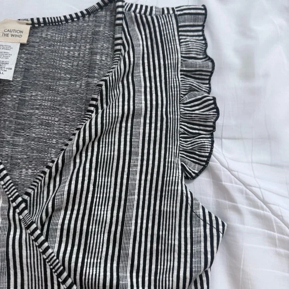 CAUTION TO THE WIND Dress with Ruffle Sleeves size Small - Picture 5 of 7